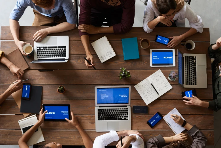 Equipo profesional reunido en una mesa de trabajo